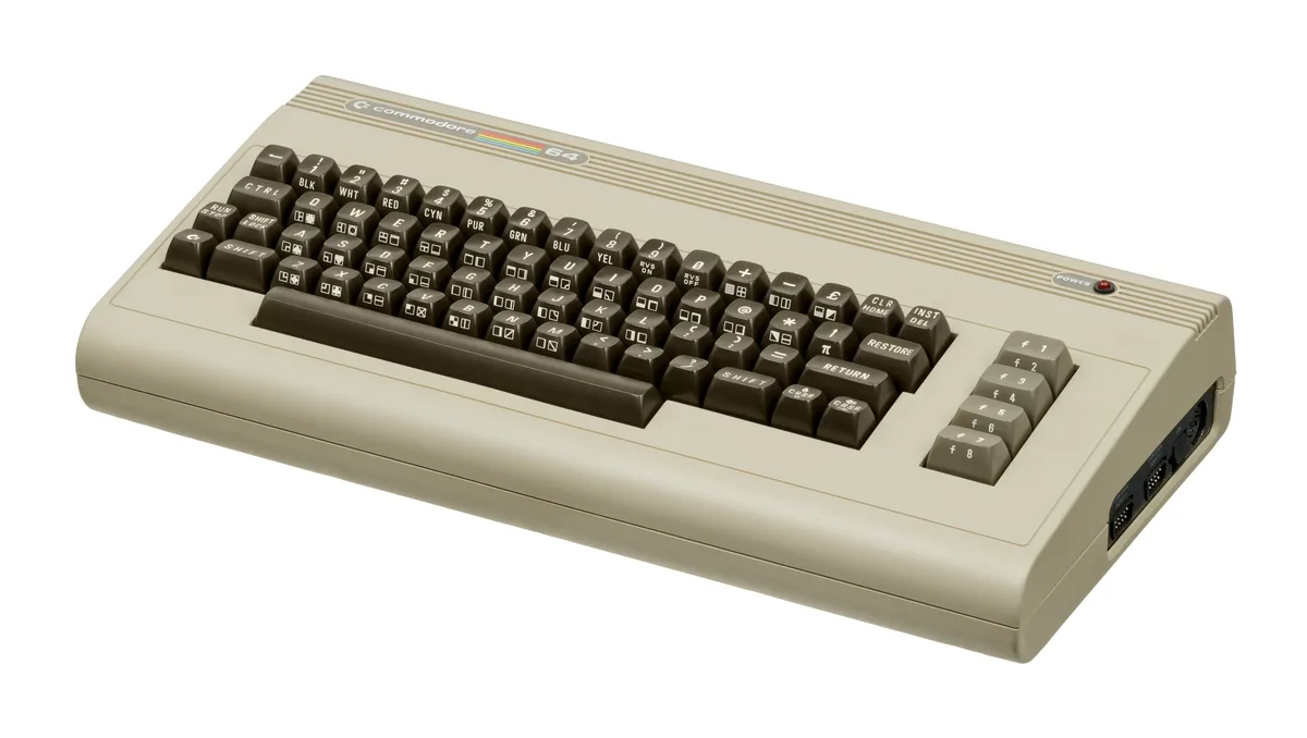 Commodore 64 beige avec clavier intégré, photographié de trois quarts