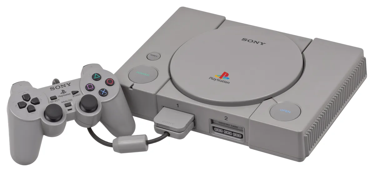 PlayStation grise accompagnée d’une manette à sticks analogiques